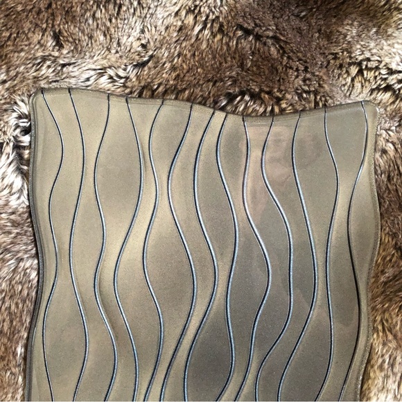 Stunning Square Wavy Edged Plate with lined detailed .  It would look fab decor - Picture 10 of 10